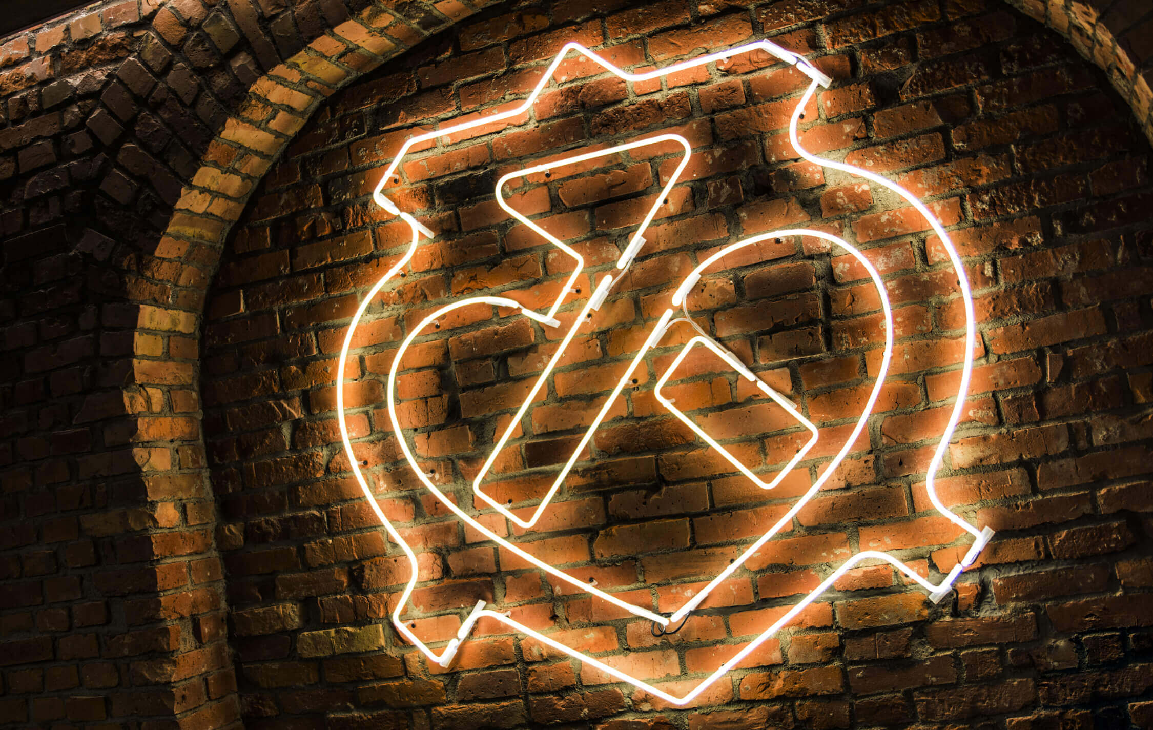 neon-chivas-bright-neon-light-on-the-wall-with-ceglass-coctail-bar-elixir-elixir-logo-neon-interior-advertising-with-neon-sign-logo-herb-gdansk